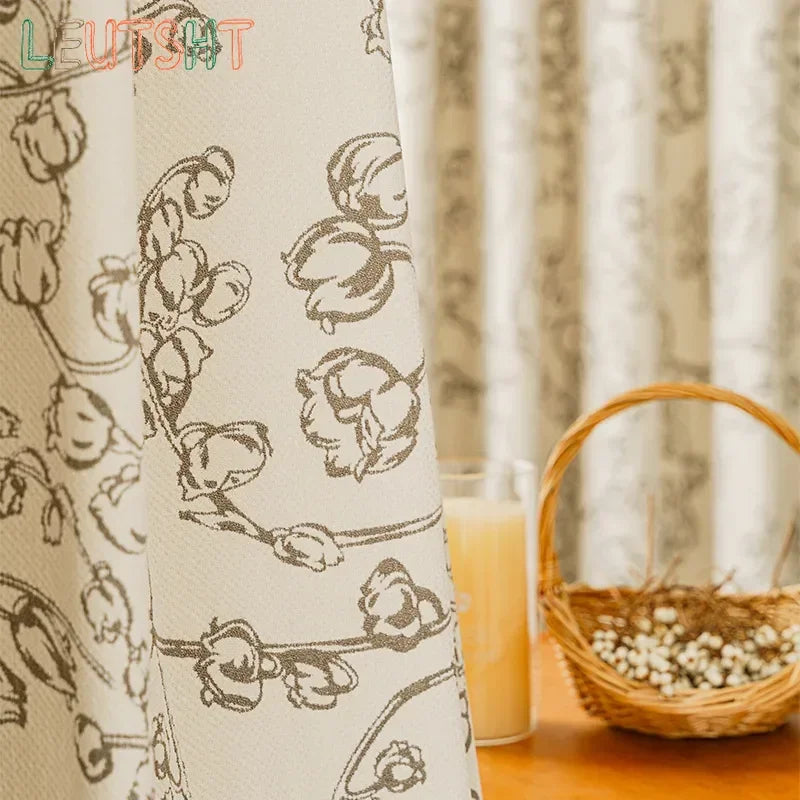 rideau épais beige motif fleurs stylisées salon chambre classique vintage tissu luxueux
