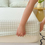 protège matelas carreaux bleu clair gris clair rose clair jaune clair vert clair classique