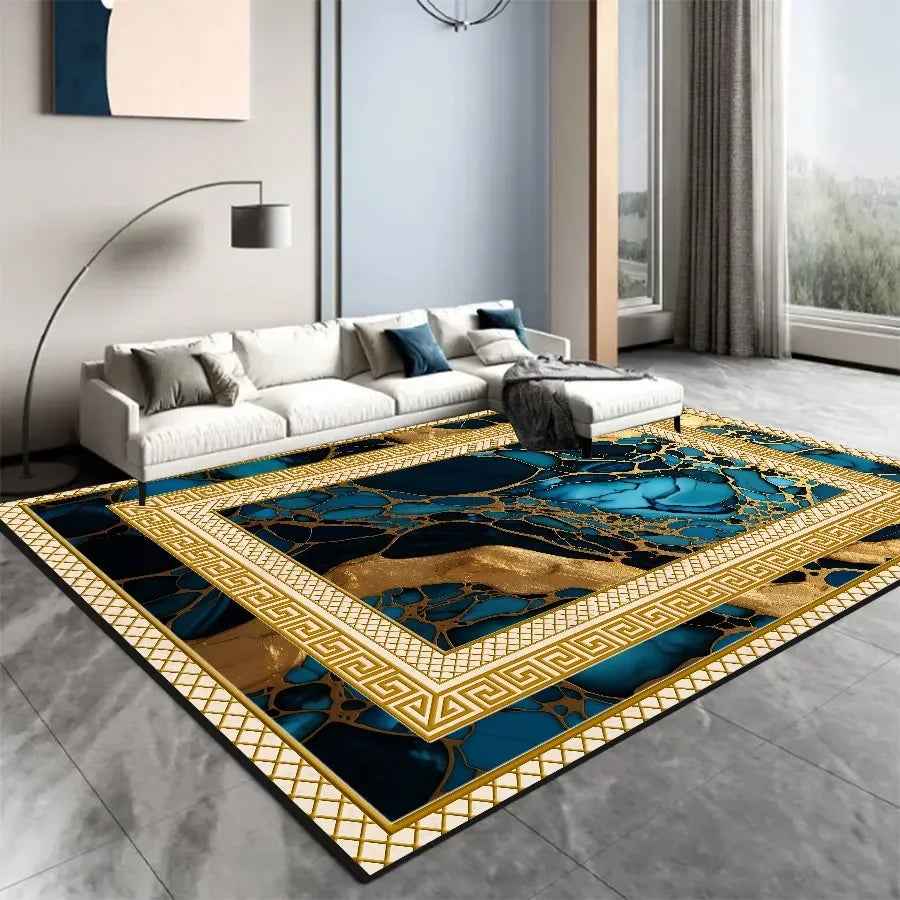 Tapis décoratif de luxe avec motifs dorés et bleus contrastés, créant une ambiance élégante et sophistiquée dans un salon moderne.