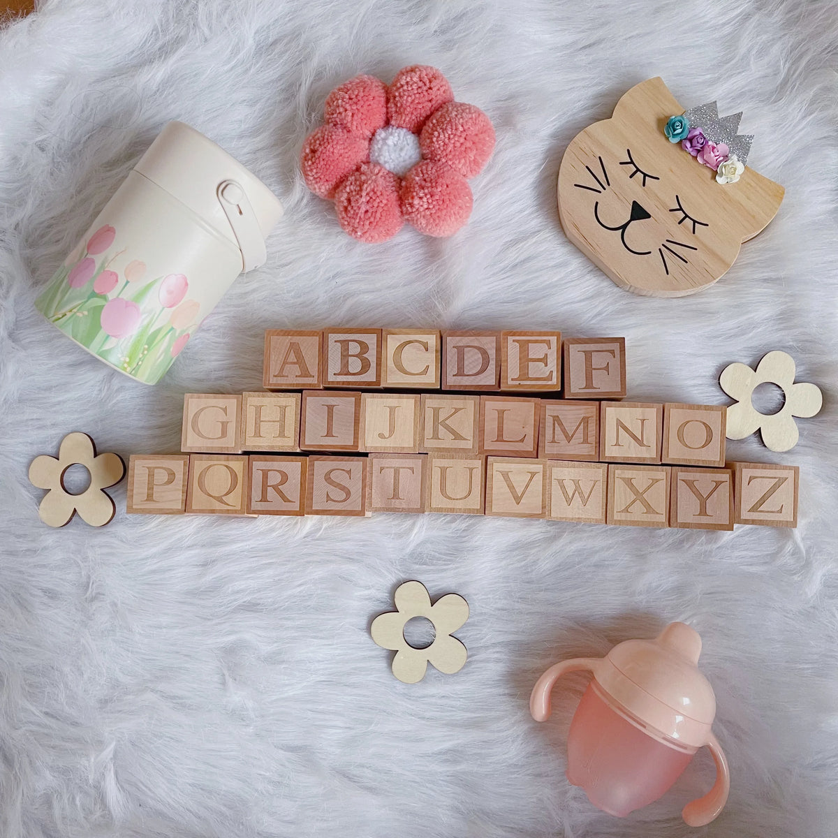 blocs construction bois lettres fleurs tasse chat pompons décor maison mariage