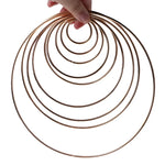 anneaux suspension dorés ronds concentriques métal opaques tailles variées moderneintérieurcoration minimaliste