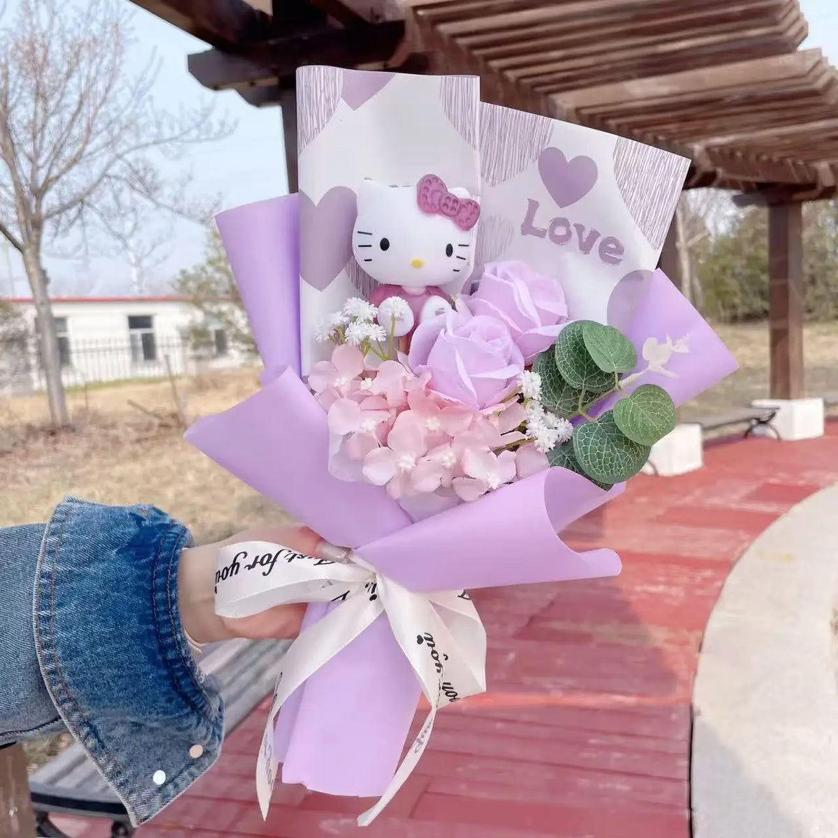 bouquet fleurs artificielles rose blanches hello kitty coeurs romantique décoration intérieur anniversaire mariage