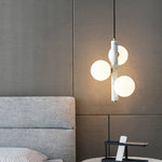 Suspension luminaire 3 lampes allumée dans un salon moderne
