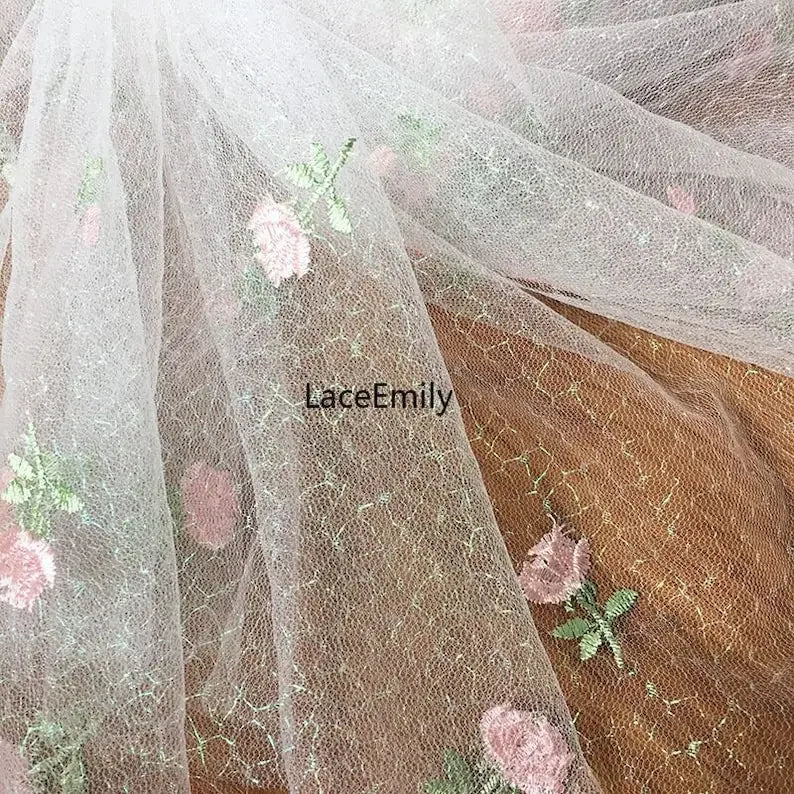 tissu dentelle transparent brodée motifs floraux roses feuilles romantique blanc rose vert
