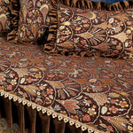 Ce décor riche et élégant avec son motif floral doré sur un fond sombre en velours procure une ambiance chaleureuse et raffinée.