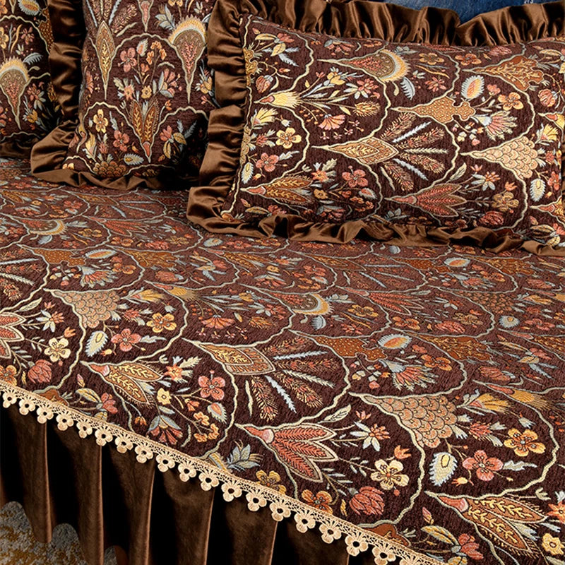 Ce décor riche et élégant avec son motif floral doré sur un fond sombre en velours procure une ambiance chaleureuse et raffinée.