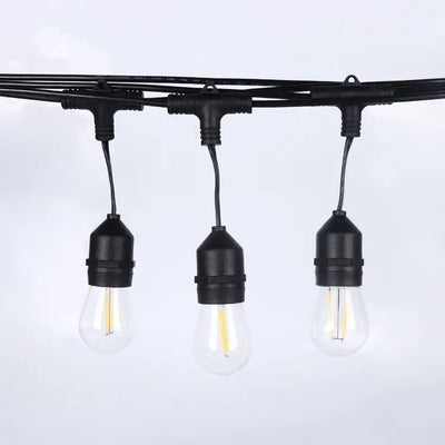 Guirlande lumineuse LED extérieure 15m blanc chaud dans un jardin