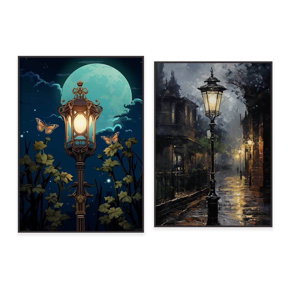 Deux scènes fantastiques et mystérieuses, l'une avec une lampe de rue illuminée sous un ciel nocturne rempli de papillons, l'autre avec une ruelle sombre et pluvieuse éclairée par des réverbères.