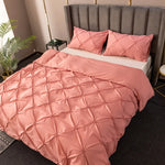 Détail de la texture plissée 3D de la housse de couette beige