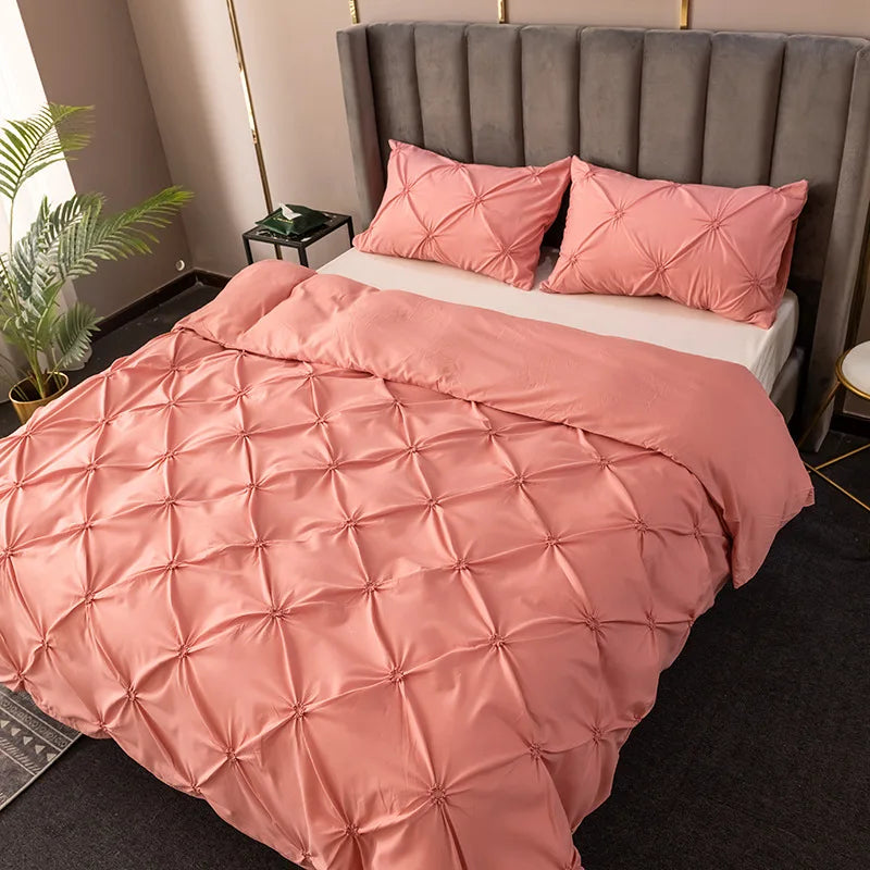 Détail de la texture plissée 3D de la housse de couette beige