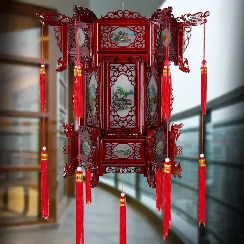 lanterne traditionnelle chinoise bois sculpté rouge décorative pompon fête mariage jardin