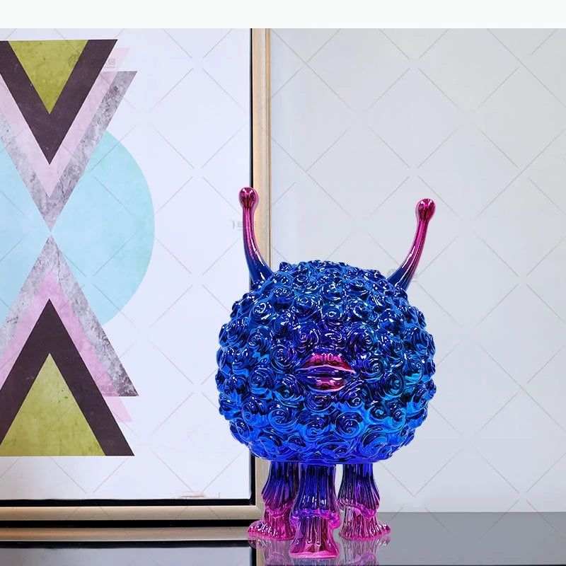 statuette décorative créature fantastique blanc or argent bleu magenta motif floral texture organique vase