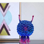 statuette décorative créature fantastique blanc or argent bleu magenta motif floral texture organique vase
