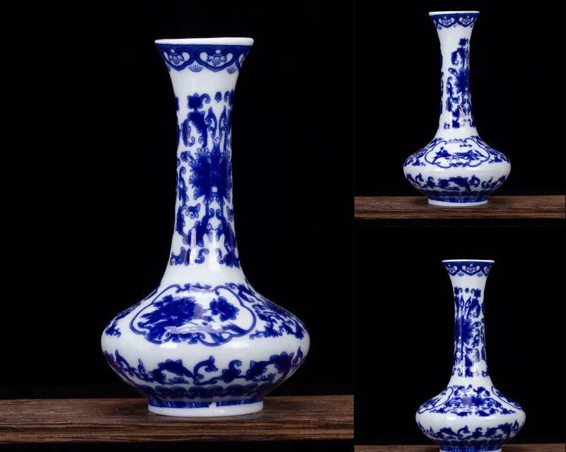 Un vase en porcelaine chinoise bleue et blanche aux motifs floraux élégants.