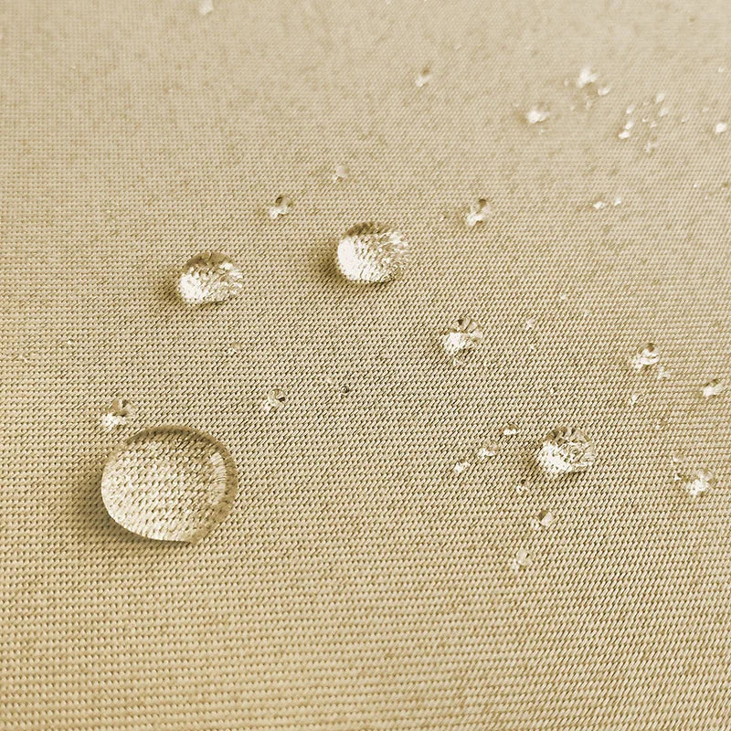 Gouttes d'eau sur un tissu beige, démontrant une surface résistante à l'humidité, idéal pour des applications extérieures et vêtements imperméables.