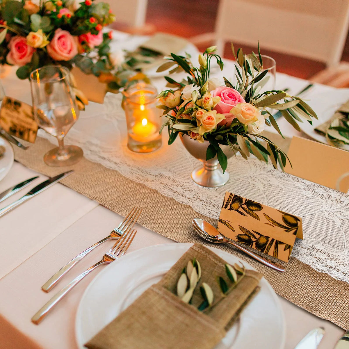 chemin table patchwork brodé dentelle blanche tissu burlap rustique chic serviettes assiettes couverts vases