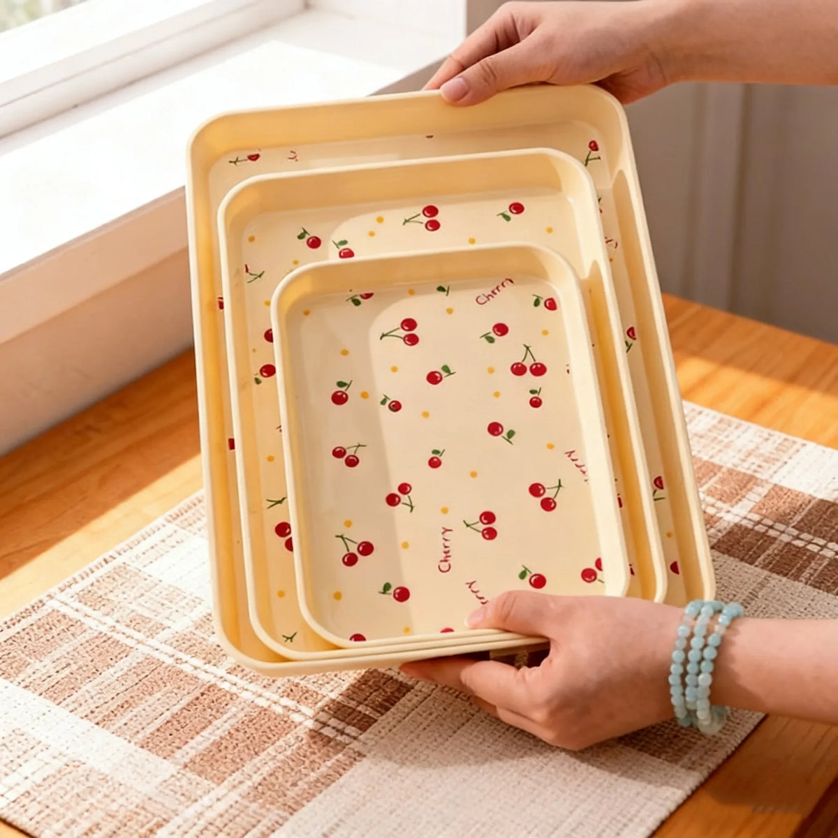 assiettes modernes motif cerises rouges décoration intérieure théière tasses saké blancées
