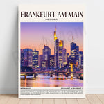 L'image montre le paysage urbain de Francfort-sur-le-Main, en Allemagne, avec ses gratte-ciel illuminés au coucher du soleil, reflétés dans les eaux calmes du fleuve Main. La ville est connue pour son rôle économique et financier important en Europe.
