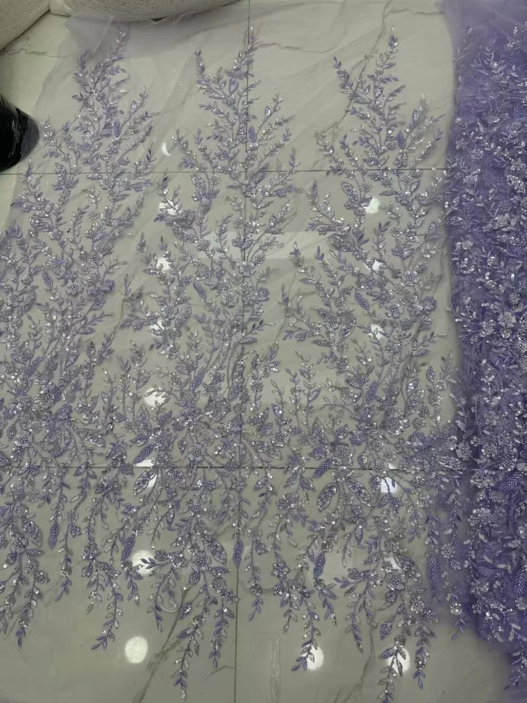 tissu décoratif feuilles fleurs brodées paillettes violet vert olive beige bleu marine translucide broderie