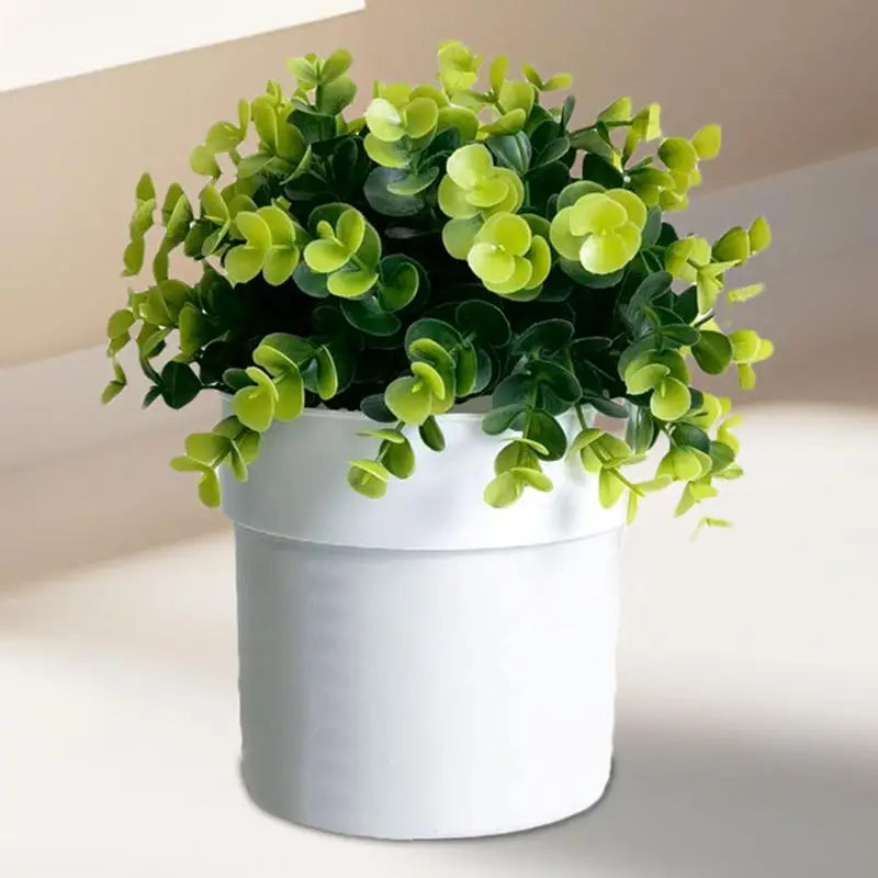 Cache discret pour objets de valeur dans un pot de fleurs