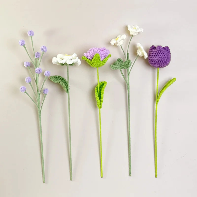 fleurs artificielles tricotées violettes blanches vertes décoration maison saint valentin anniversaire mariage tricot artisanalintérieur
