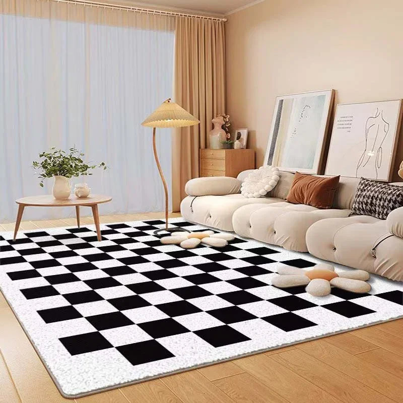 Un salon confortable et chic avec un canapé beige, des coussins décoratifs, un lampadaire et une table basse sur un sol carrelé noir et blanc.