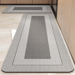 Tapis antidérapant gris et noir avec bordure de motif rayé, adapté pour les pièces d'intérieur modernes.
