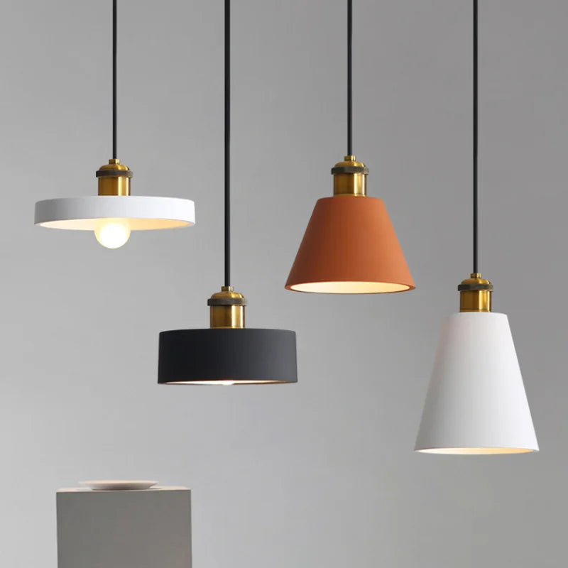 lampe suspendue moderne conique mat noir blanc orange salon chambre étude