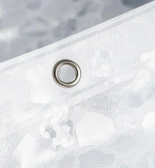 Des rideaux élégants de couleur blanche avec des détails argentés, faits de matériaux de haute qualité, créant une atmosphère raffinée et accueillante. Ces rideaux sont parfaits pour apporter une touche de sophistication à tout espace de vie ou de travail. Leur design classique et leur palette de couleurs neutres les rendent polyvalents et adaptés à une variété de styles d'intérieur.
