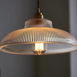 lampe suspendue vert moderne ampoule chaîne métallique rayures verticales salon chambre hall