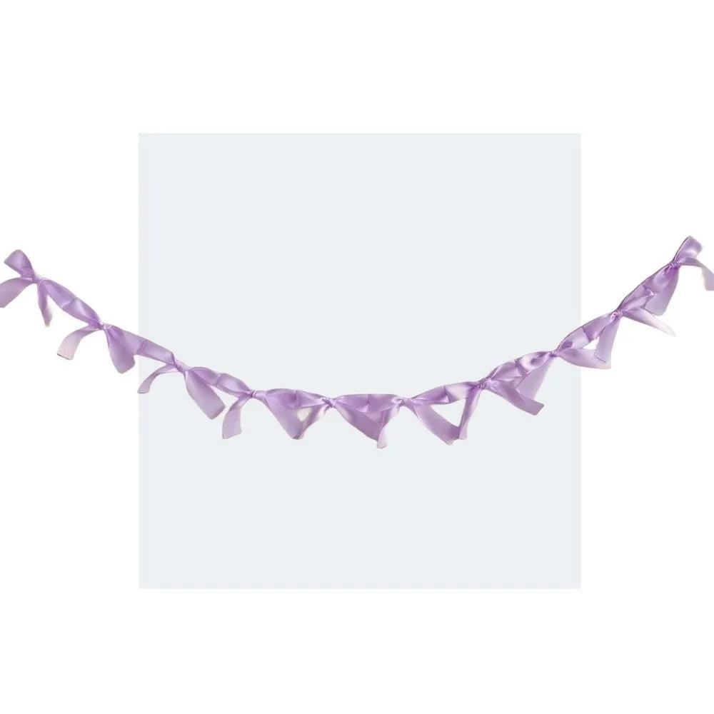 guirlande rubans satinés crème rose pâle noir bleu clair motifs floraux décoration élégante occasion