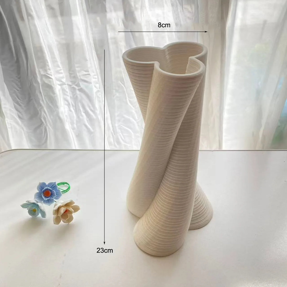 vase moderne blanc rayures fines porcelaine table arrangement floral accessoire maison minimaliste