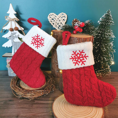 Ornements de lettres de Noël en polaire rouge suspendus à un sapin