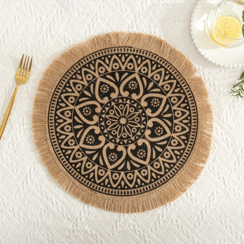 serviettes table boho chic beige noir motifs géométriques franges tissu lin opaques rondes