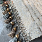 rideau occultant beige clair broderie florale luxe classique pompons dorés tassel