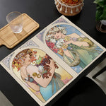 Napperon de table Alphonse Mucha en lin couleur bleue sur une table moderne