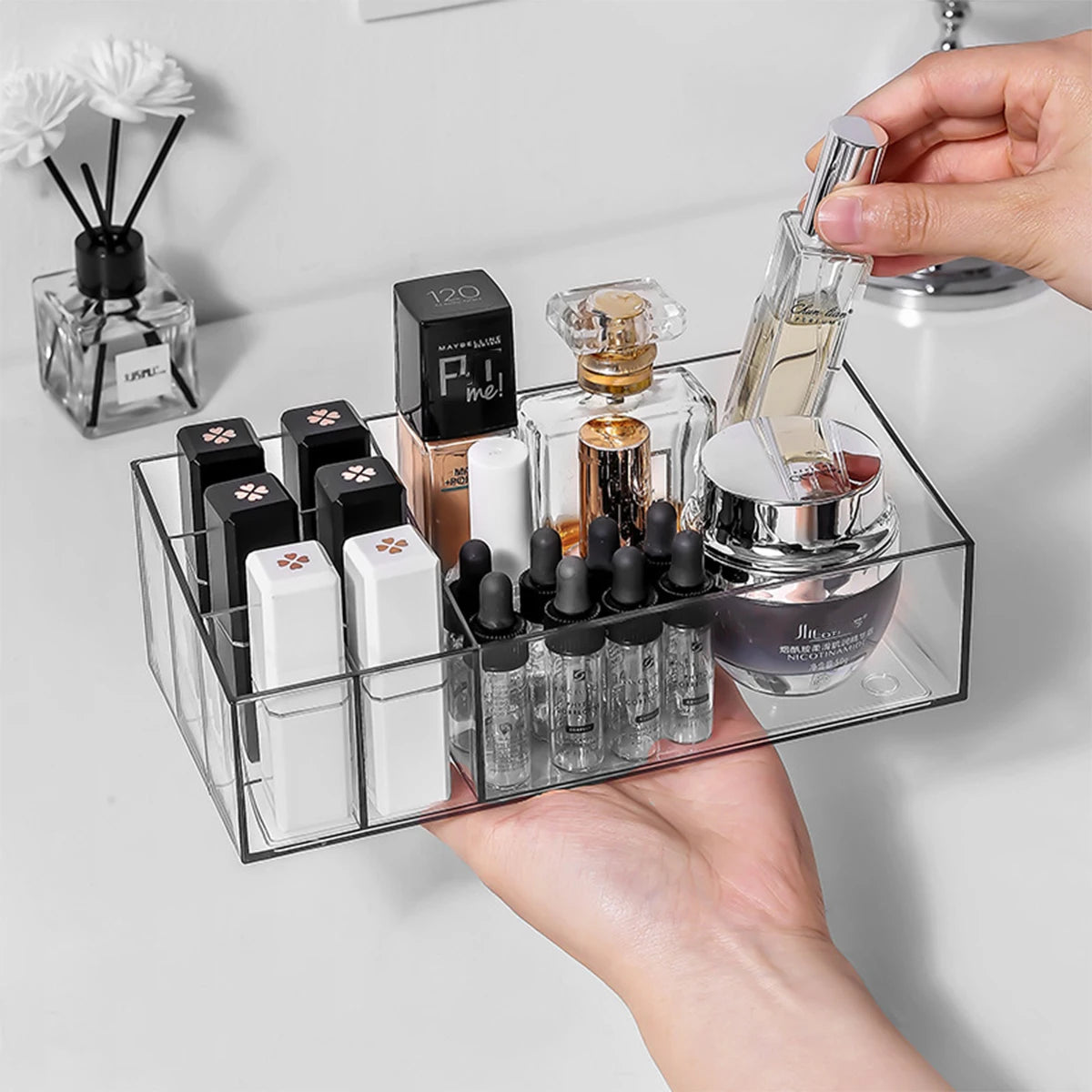 boîte rangement cosmétiques transparente moderne support rouge lèvres maquillage skincare pinceaux minimaliste