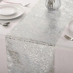 nappe brillante or rose motifs organiques semi transparent festive assiettes blanches couverts gâteau d'anniversaire
