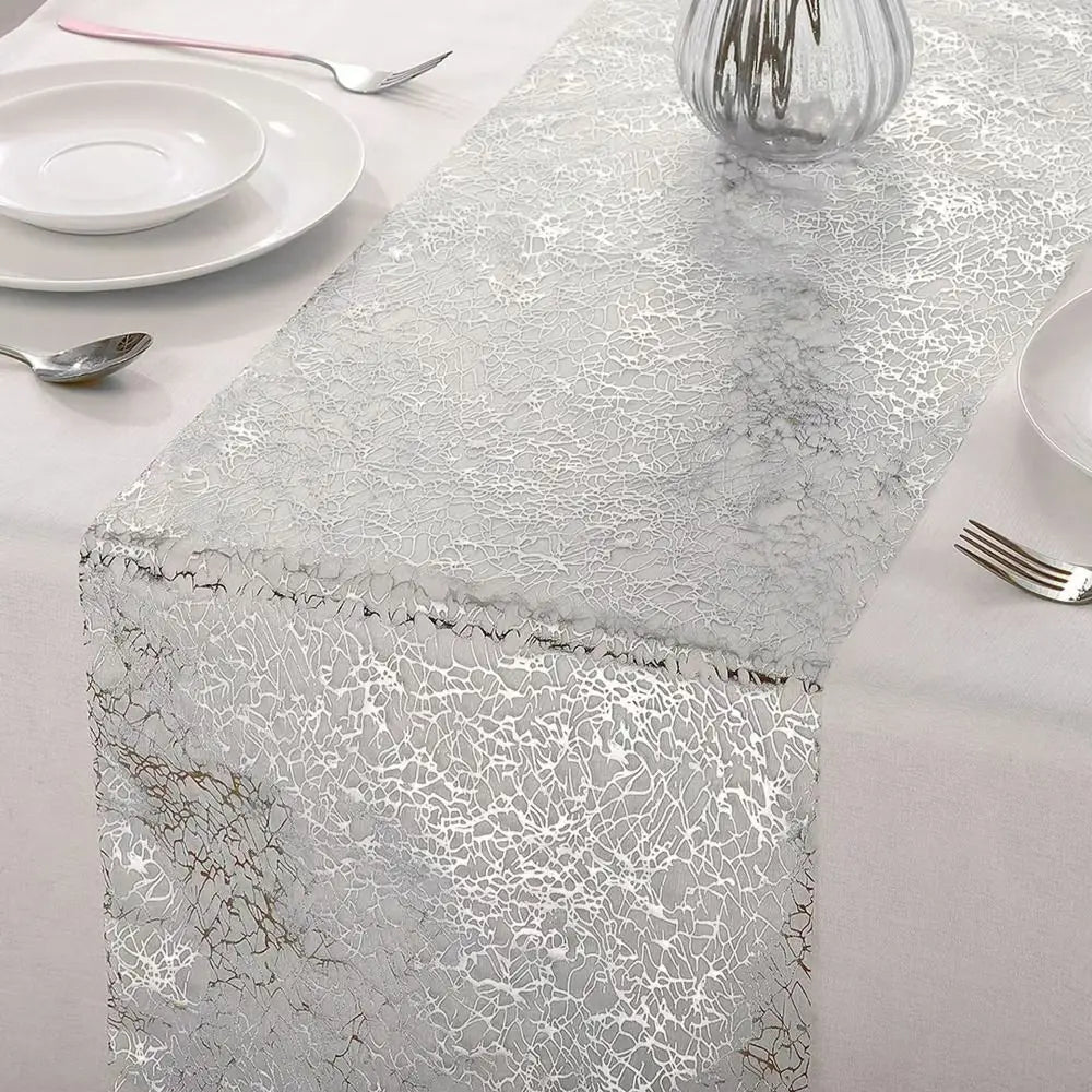 nappe brillante or rose motifs organiques semi transparent festive assiettes blanches couverts gâteau d'anniversaire