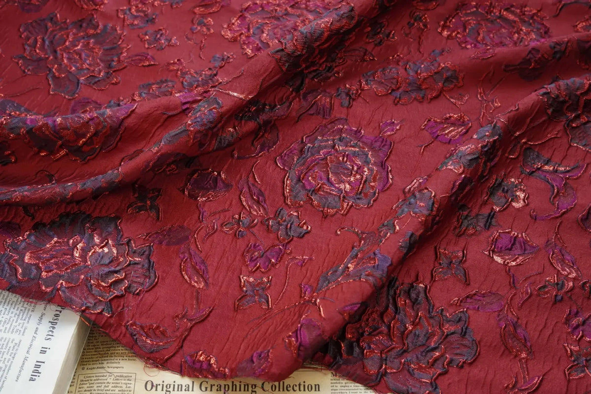 tissu polyester rouge bordeaux floral brodé classique élégant 145cm large résistant environnemental gilet jupe
