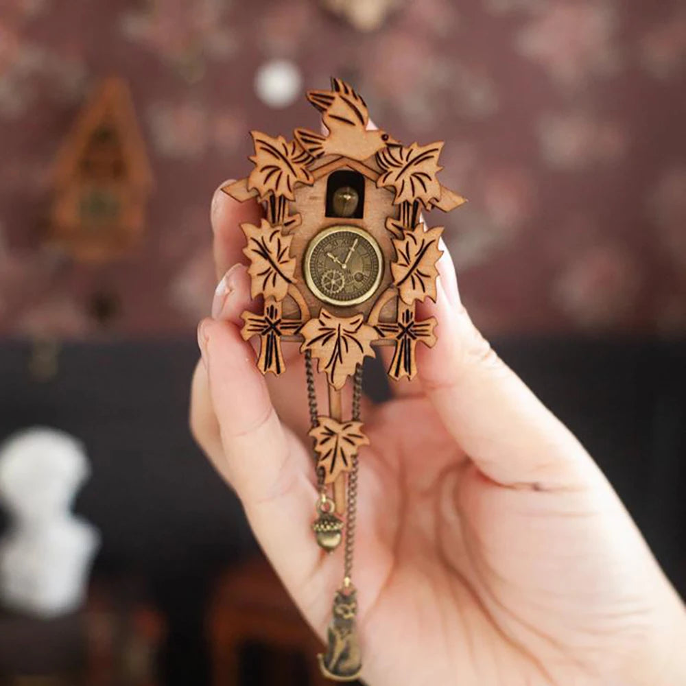 horloge murale vintage bois naturel motifs floraux aiguilles cadran doré artisanal miniature