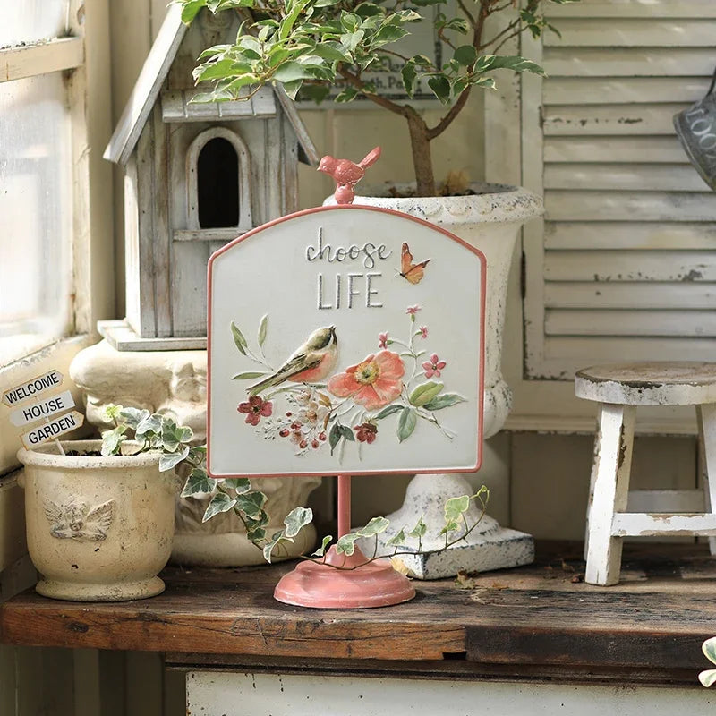 décoration intérieure rustique tableau fleurs oiseau papillon peinture rose vintage blanc maison