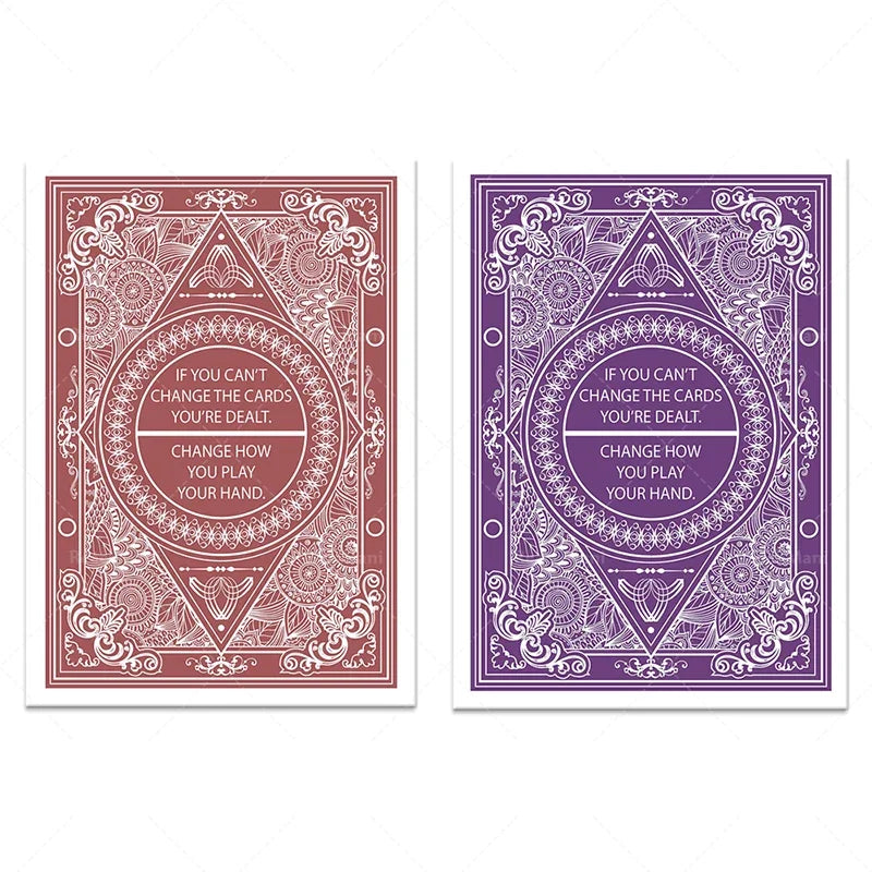 Cette image présente deux cartes de jeu illustrées avec des motifs géométriques et la phrase "Si vous ne pouvez pas changer les cartes, changez la façon dont vous jouez votre main".