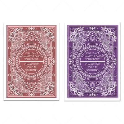 Cette image présente deux cartes de jeu illustrées avec des motifs géométriques et la phrase "Si vous ne pouvez pas changer les cartes, changez la façon dont vous jouez votre main".