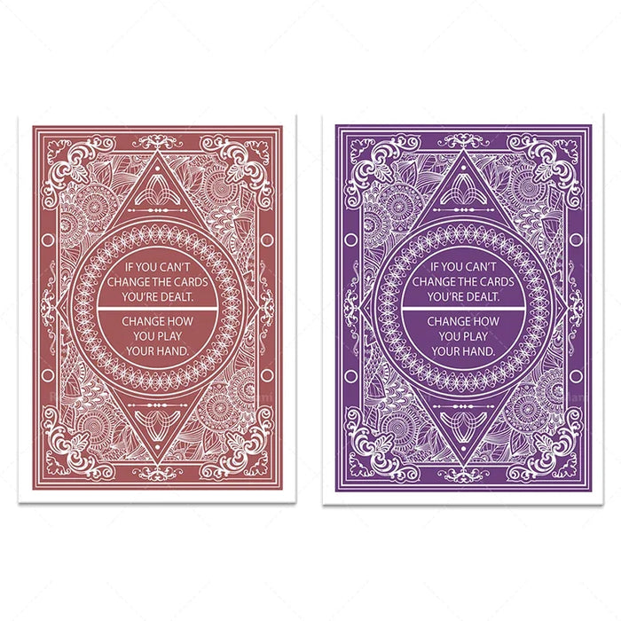 Cette image présente deux cartes de jeu illustrées avec des motifs géométriques et la phrase "Si vous ne pouvez pas changer les cartes, changez la façon dont vous jouez votre main".