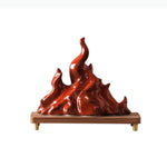 sculpture moderne flamme rouge brillante effet métallique pied bois doré
