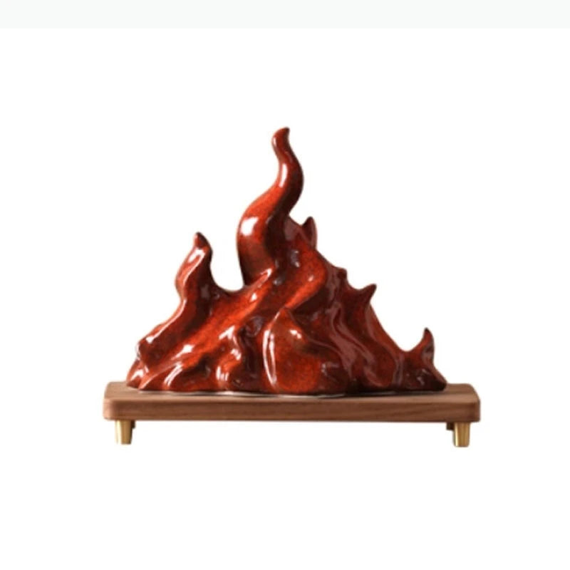 sculpture moderne flamme rouge brillante effet métallique pied bois doré