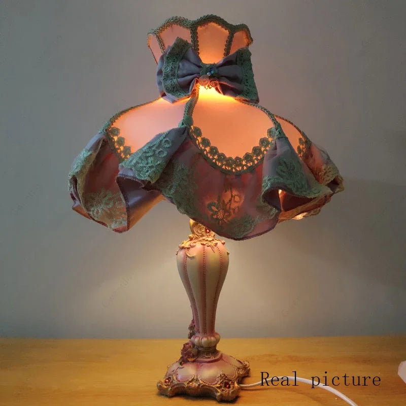 Vue de côté de la lampe de chevet rose dentelle