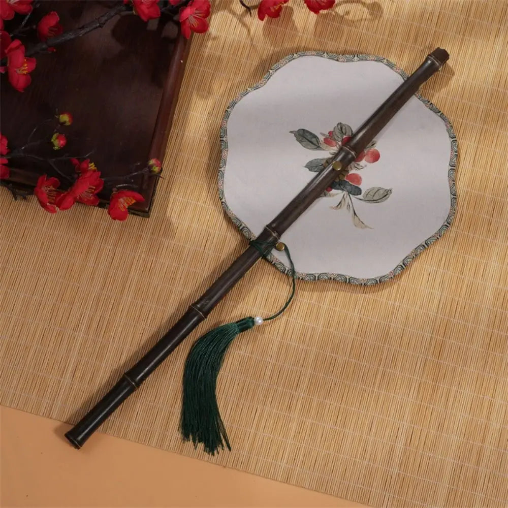 éventail traditionnel chinois soie brodée fleurs motif décoratif pompon long manche pliable