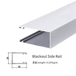 Rail latéral noir installé avec store occultant vertical
